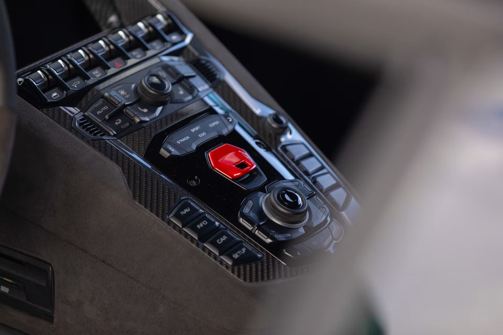 Lamborghini_Aventador_Ultimae_Roadster_auction-2