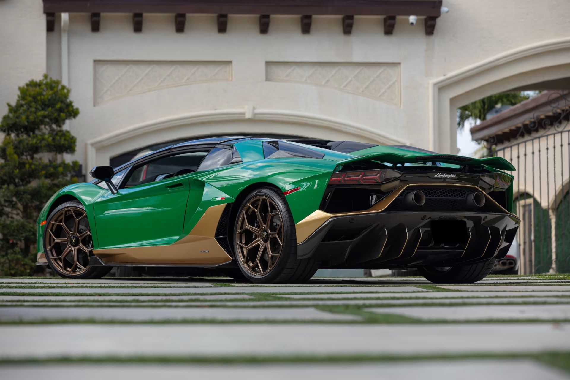 Lamborghini_Aventador_Ultimae_Roadster_auction-21