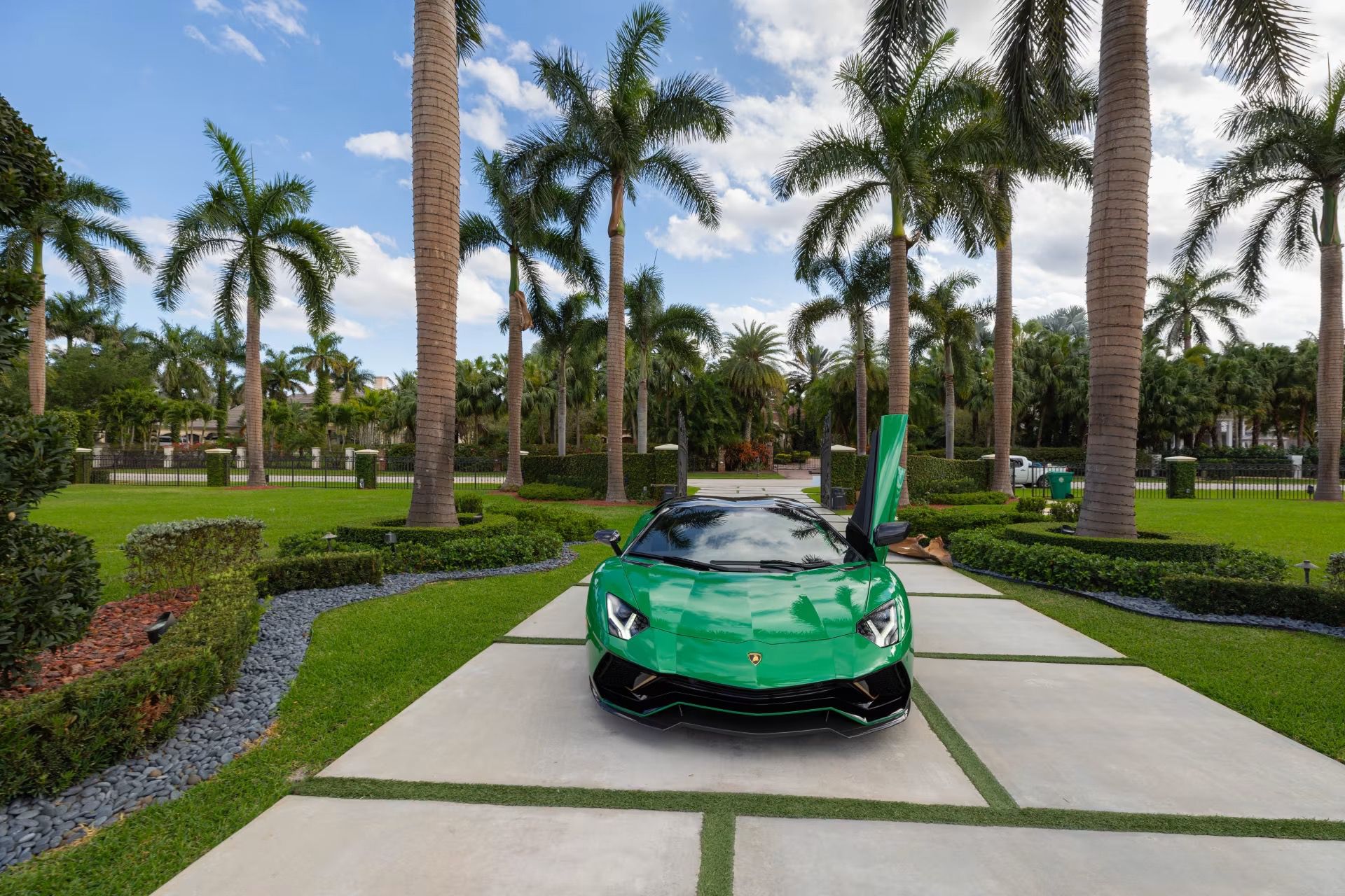 Lamborghini_Aventador_Ultimae_Roadster_auction-22