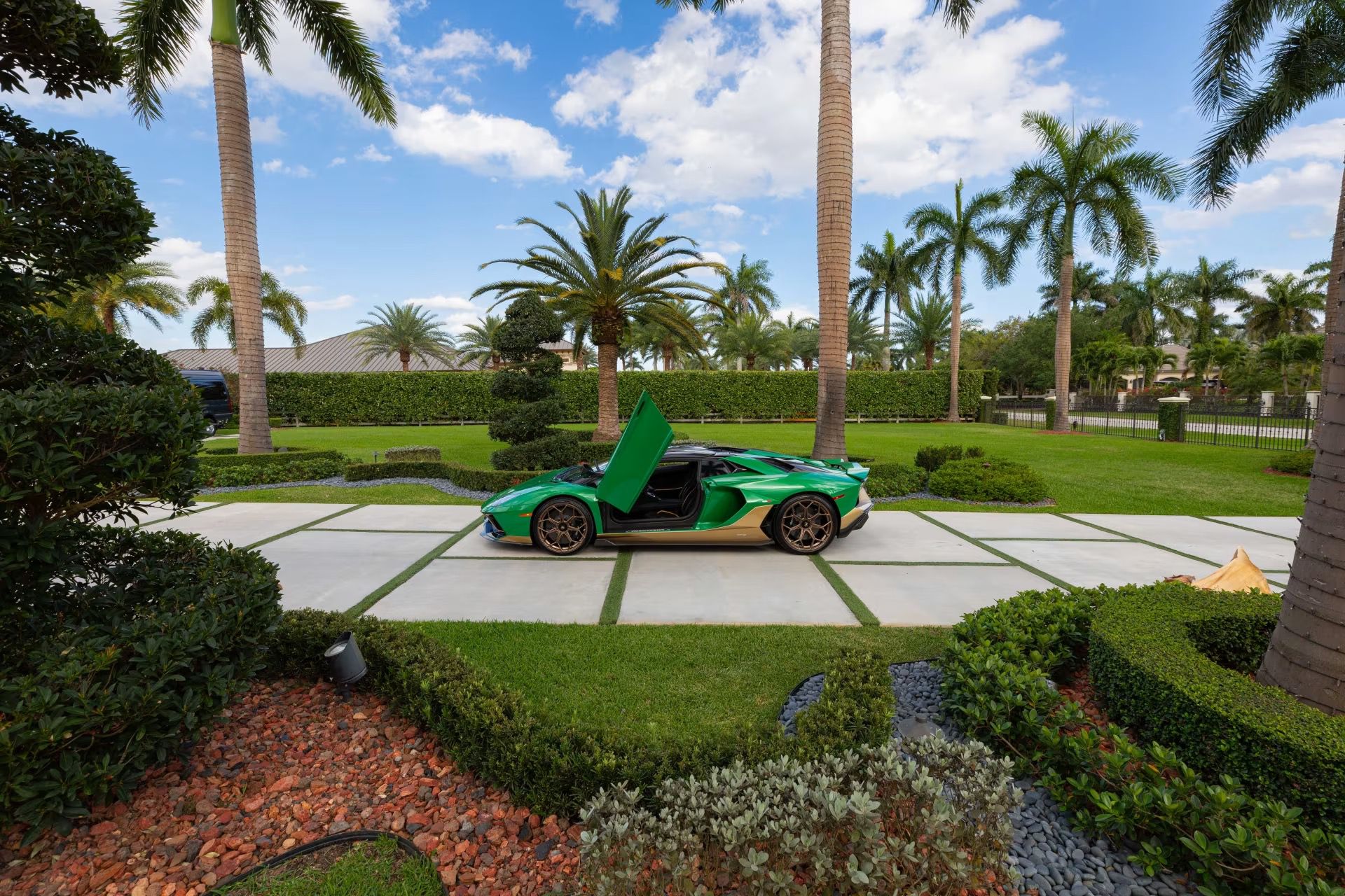 Lamborghini_Aventador_Ultimae_Roadster_auction-23