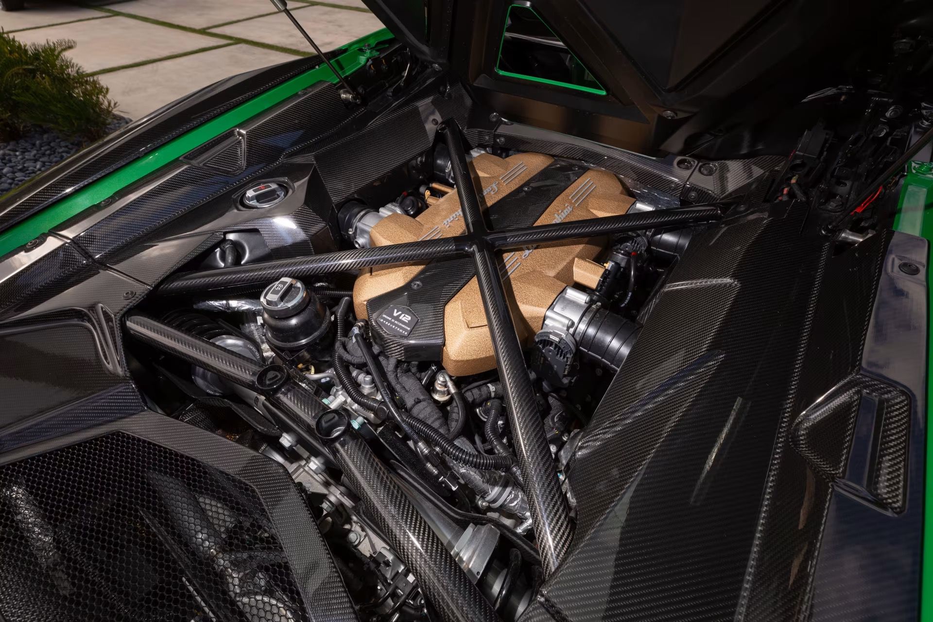 Lamborghini_Aventador_Ultimae_Roadster_auction-24