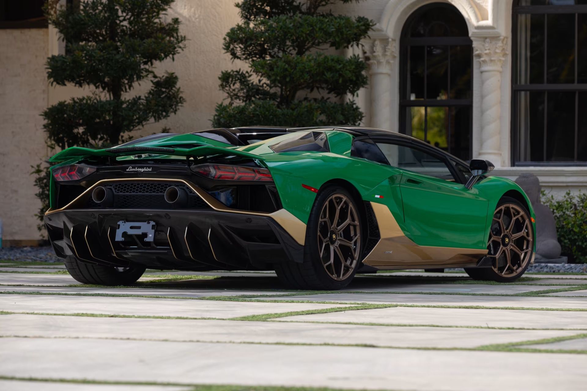 Lamborghini_Aventador_Ultimae_Roadster_auction-31