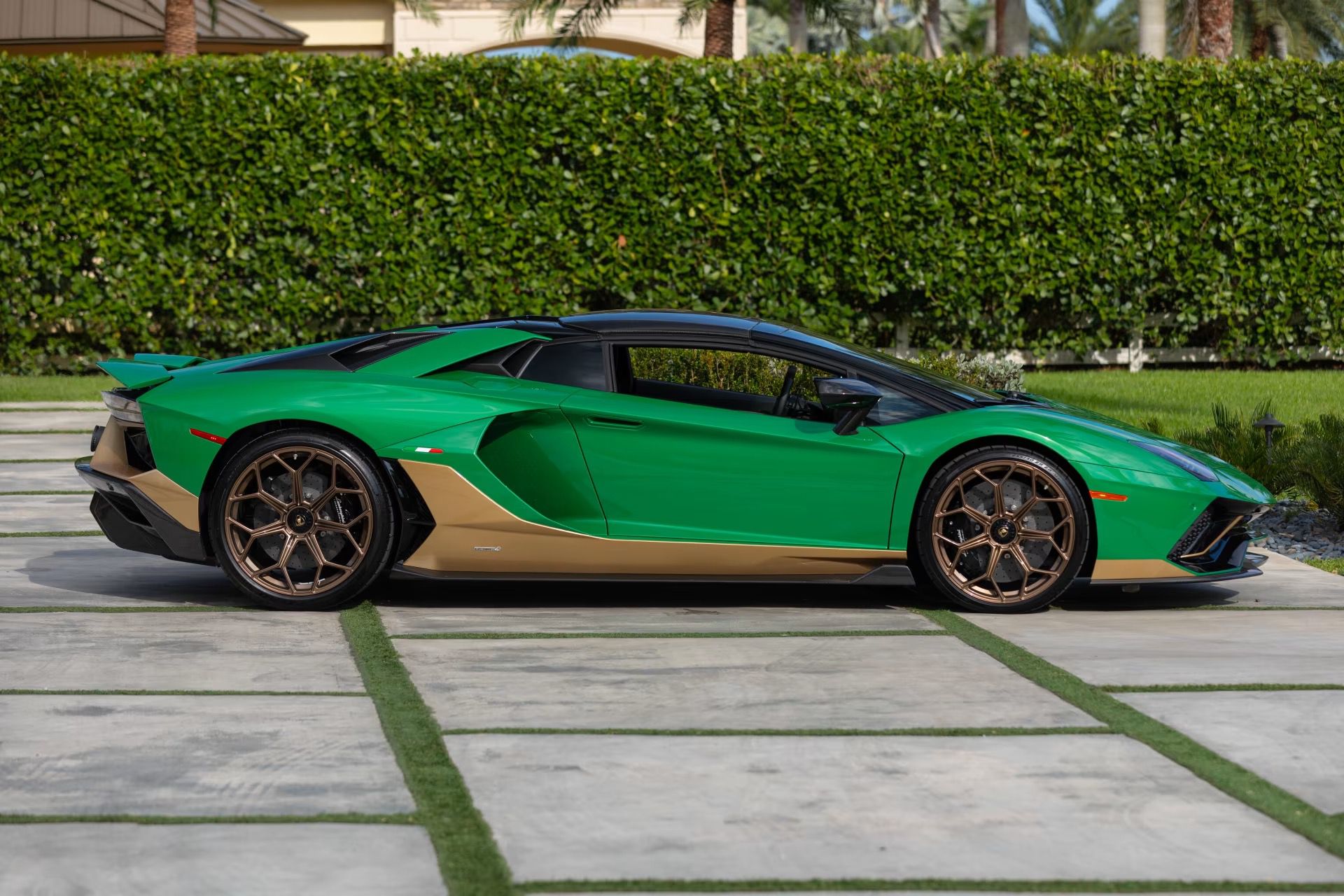 Lamborghini_Aventador_Ultimae_Roadster_auction-32