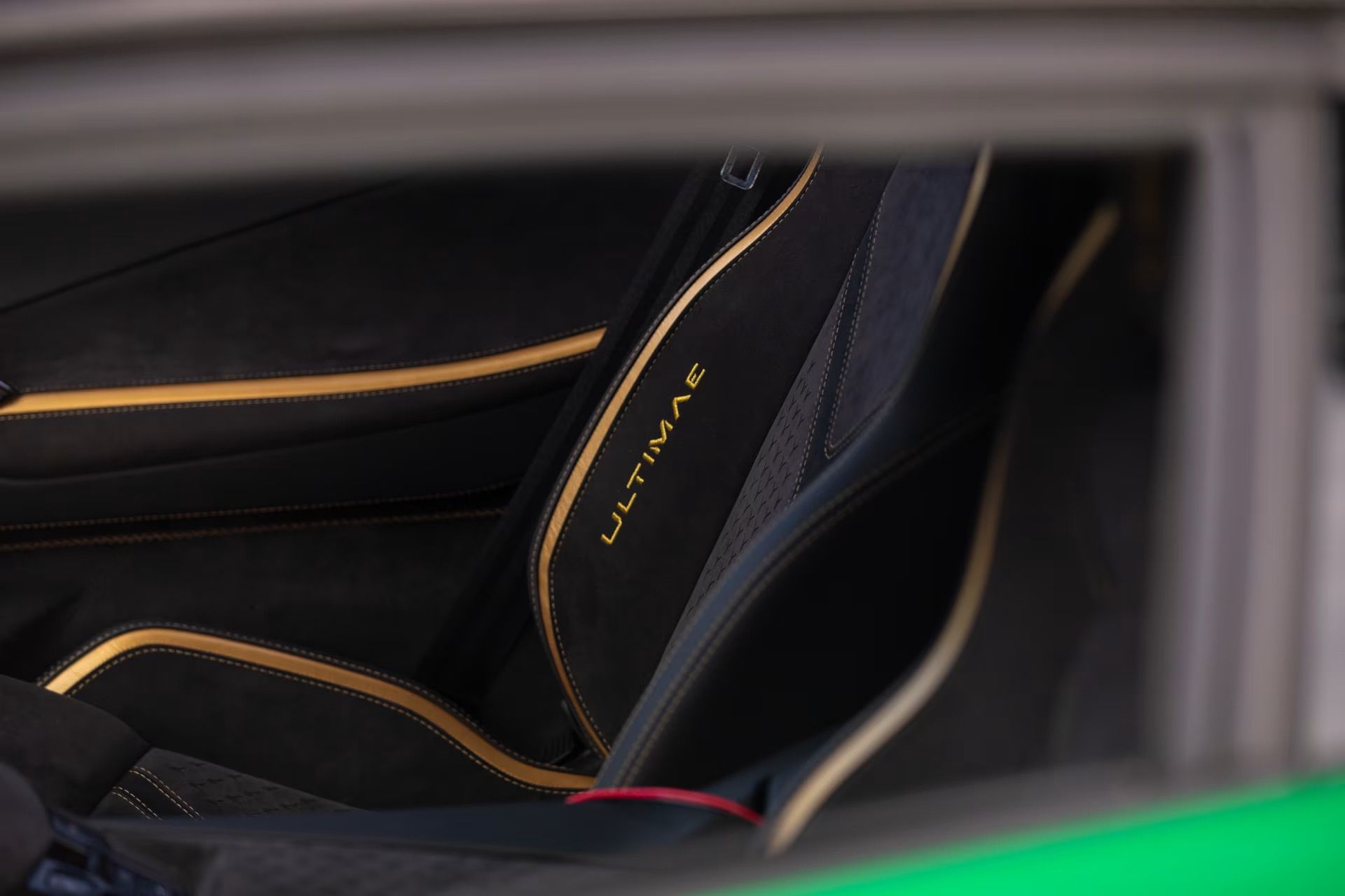 Lamborghini_Aventador_Ultimae_Roadster_auction-4
