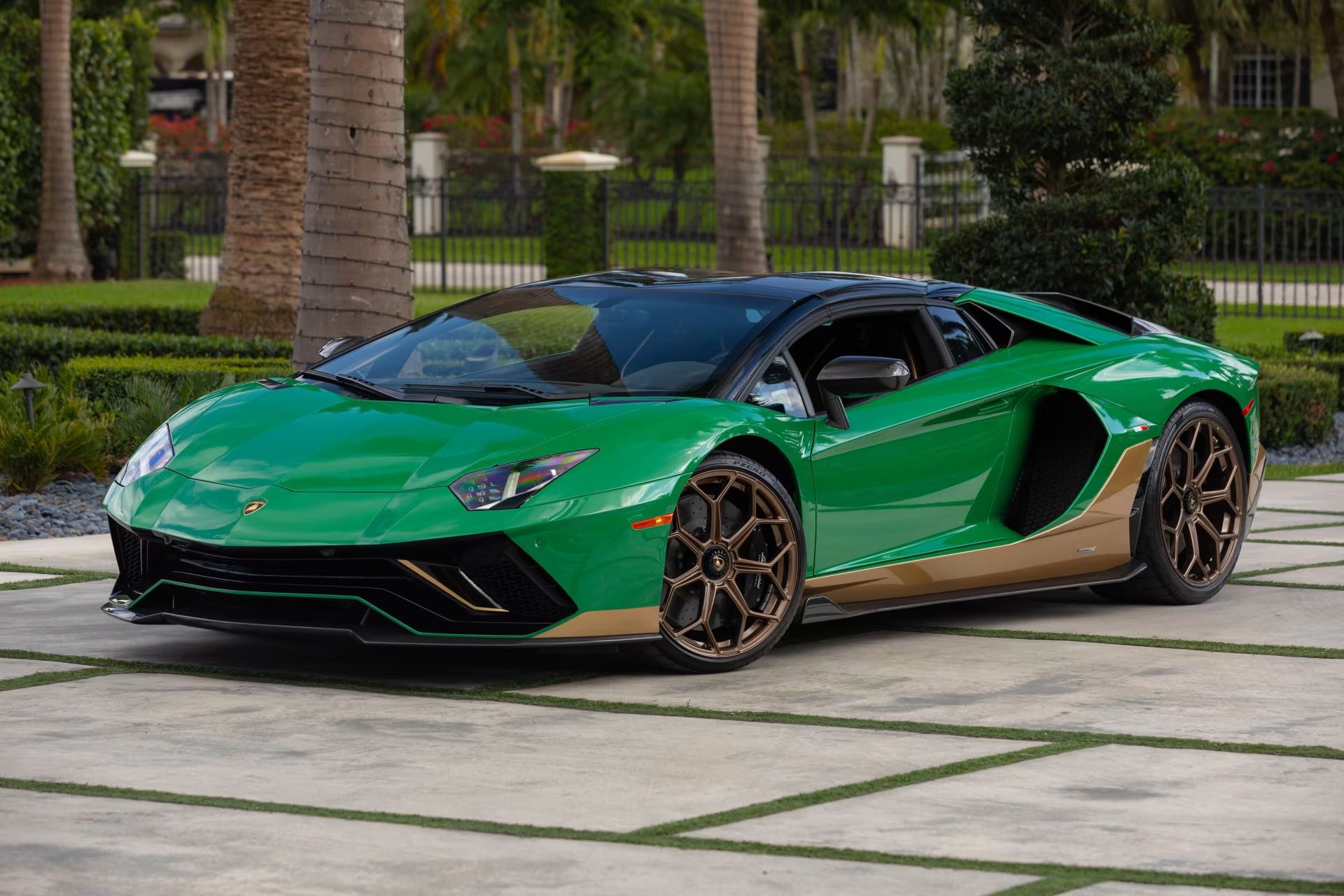 Lamborghini_Aventador_Ultimae_Roadster_auction-7