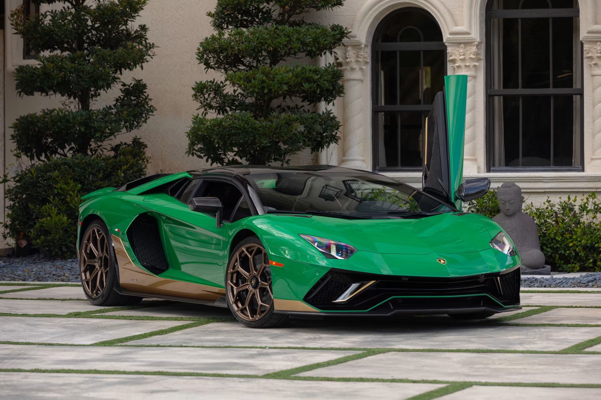 Lamborghini_Aventador_Ultimae_Roadster_auction-8