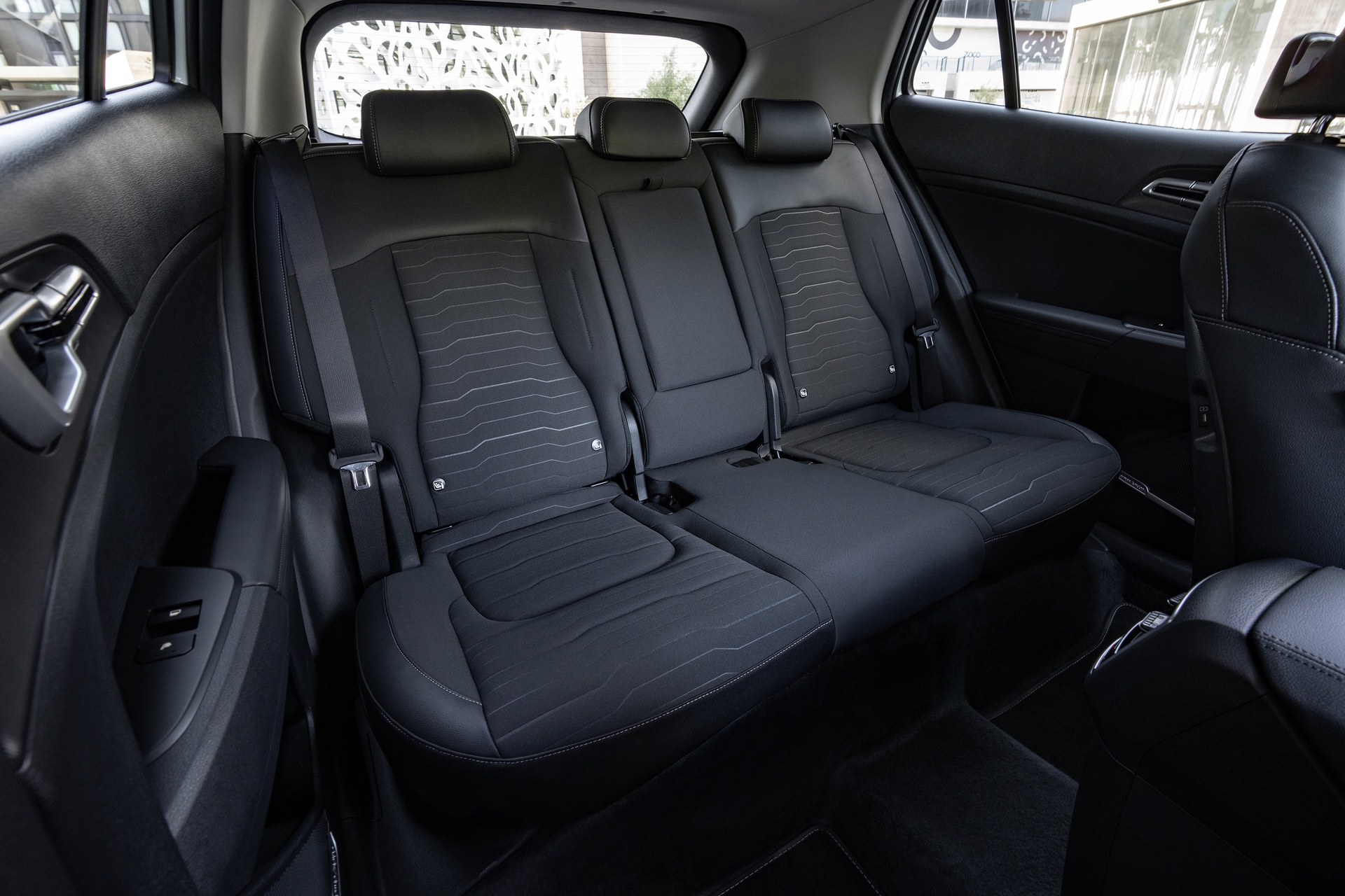 kia-new-sportage-baseline-my26-deluxe-white-interior-hires-004