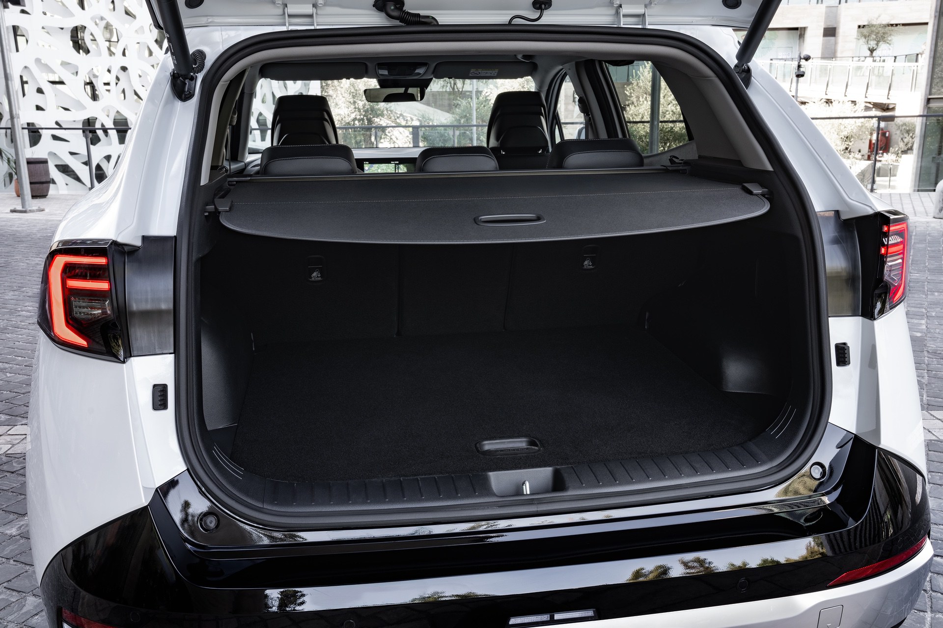 kia-new-sportage-baseline-my26-deluxe-white-interior-hires-007
