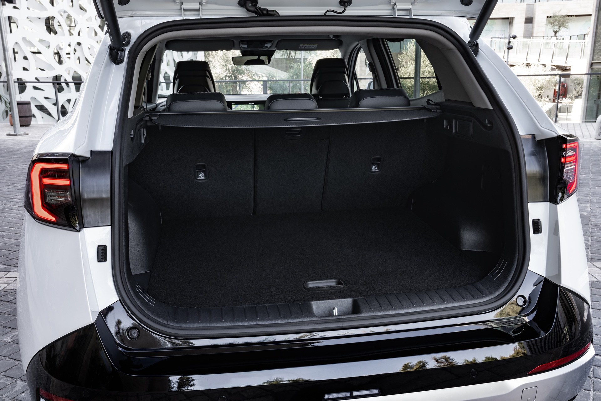 kia-new-sportage-baseline-my26-deluxe-white-interior-hires-008