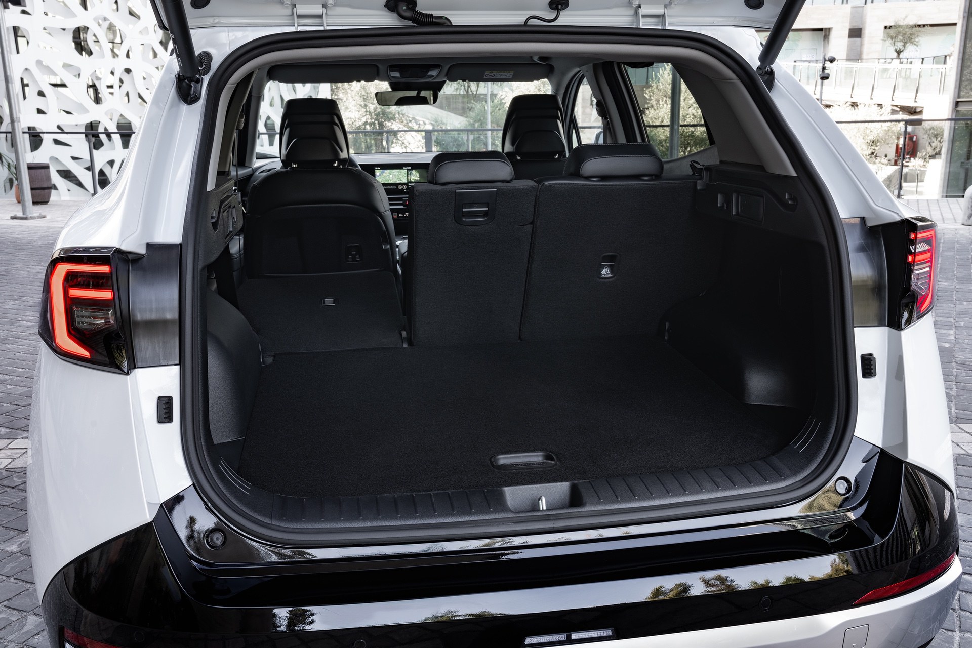 kia-new-sportage-baseline-my26-deluxe-white-interior-hires-009