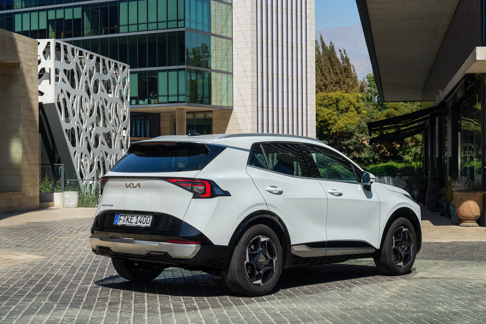 kia-new-sportage-baseline-my26-deluxe-white-static-hires-010