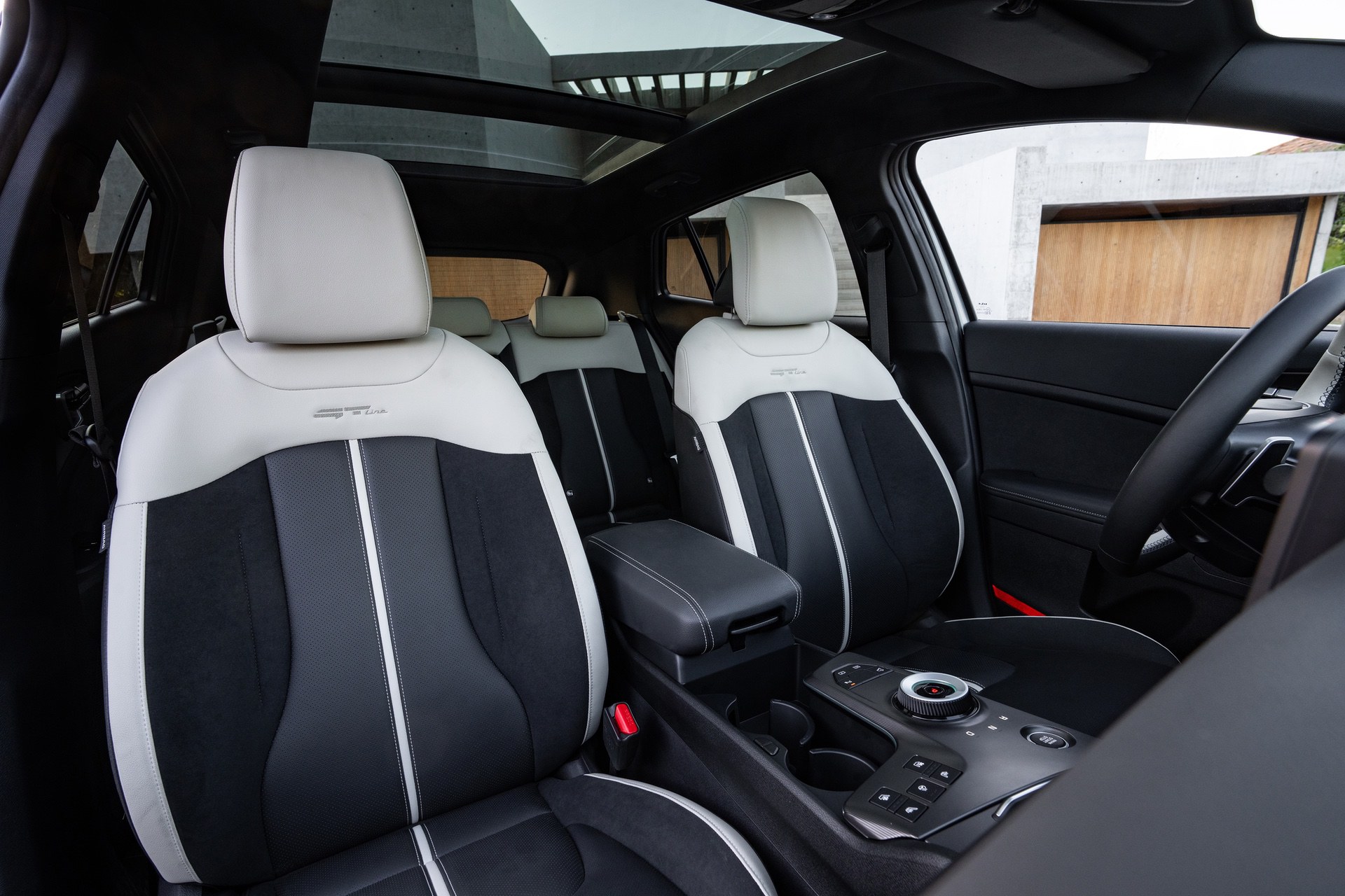 kia-new-sportage-gtline-my26-lunar-silver-interior-hires-007