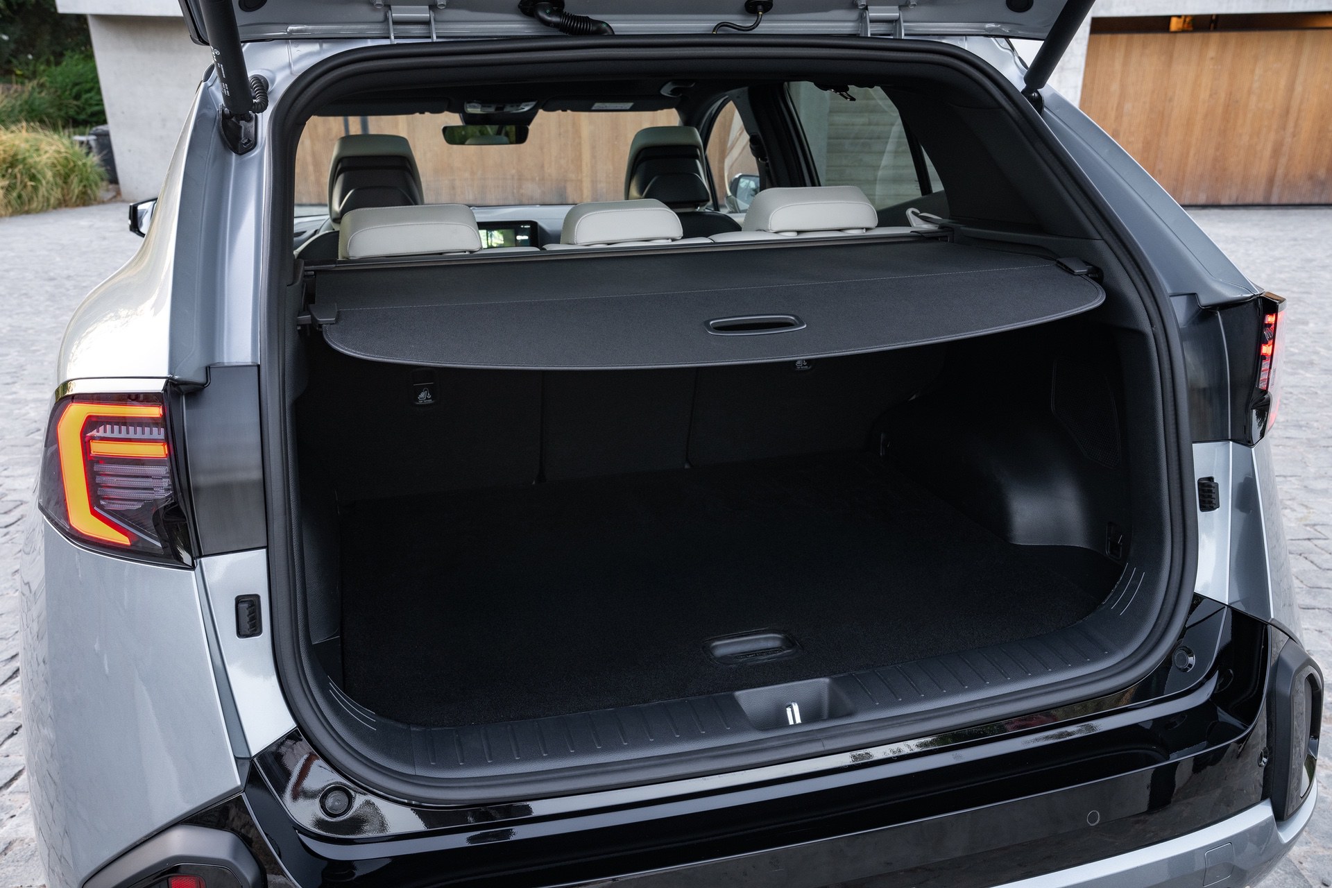 kia-new-sportage-gtline-my26-lunar-silver-interior-hires-009