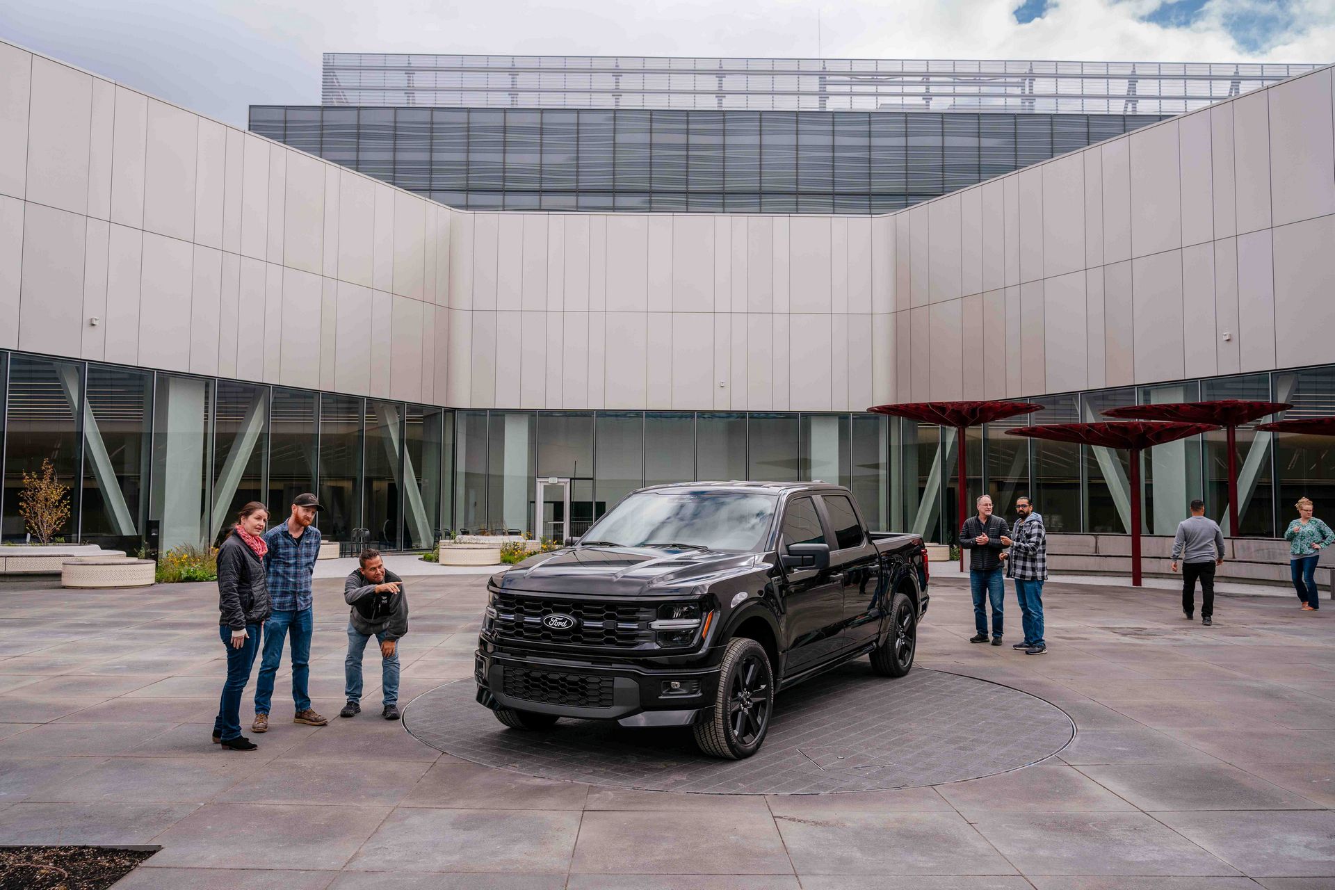 Ford-World-Headquarters_Design-Couryard_editorial_03_1190