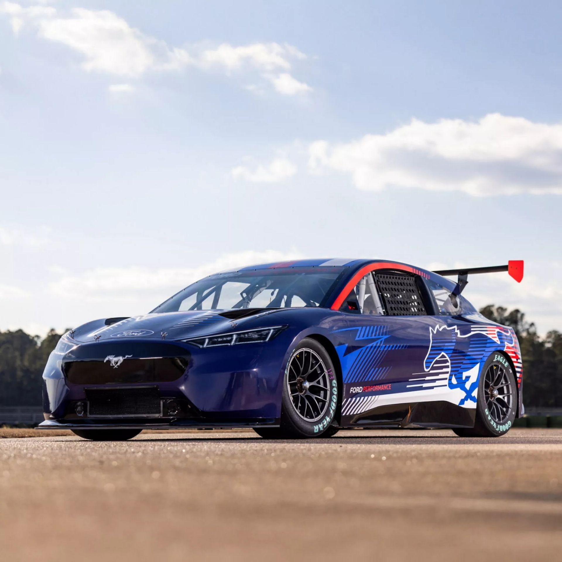 Ford-Mustang-Mach-E-NASCAR-Prototype-2