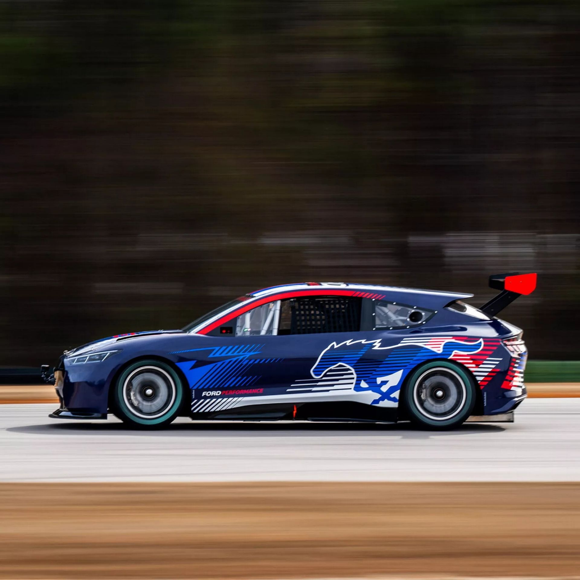 Ford-Mustang-Mach-E-NASCAR-Prototype-4