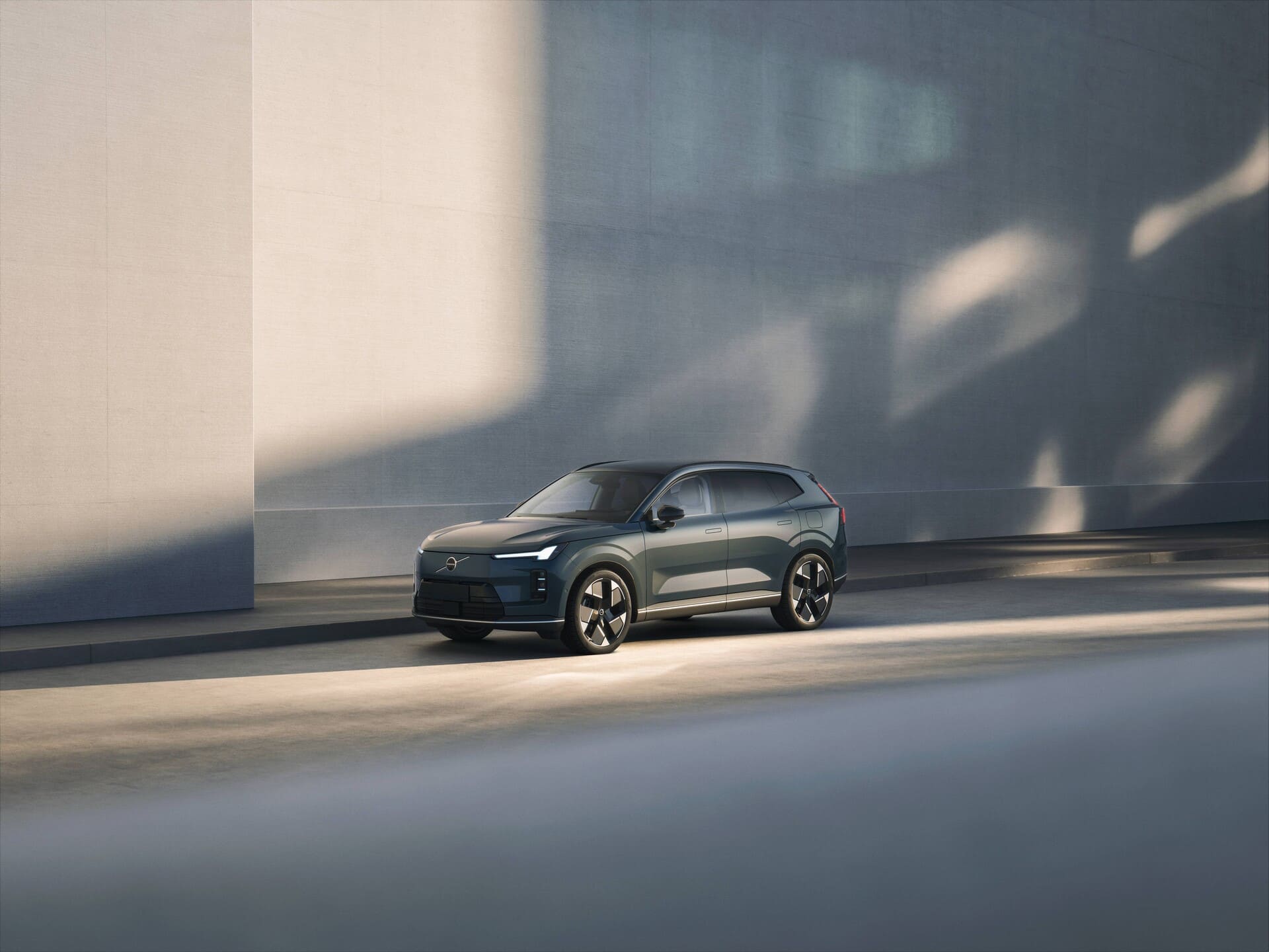 352167_Volvo_Cars_reveals_the_new_XC70_a_plug-in_hybrid_for_every_journey
