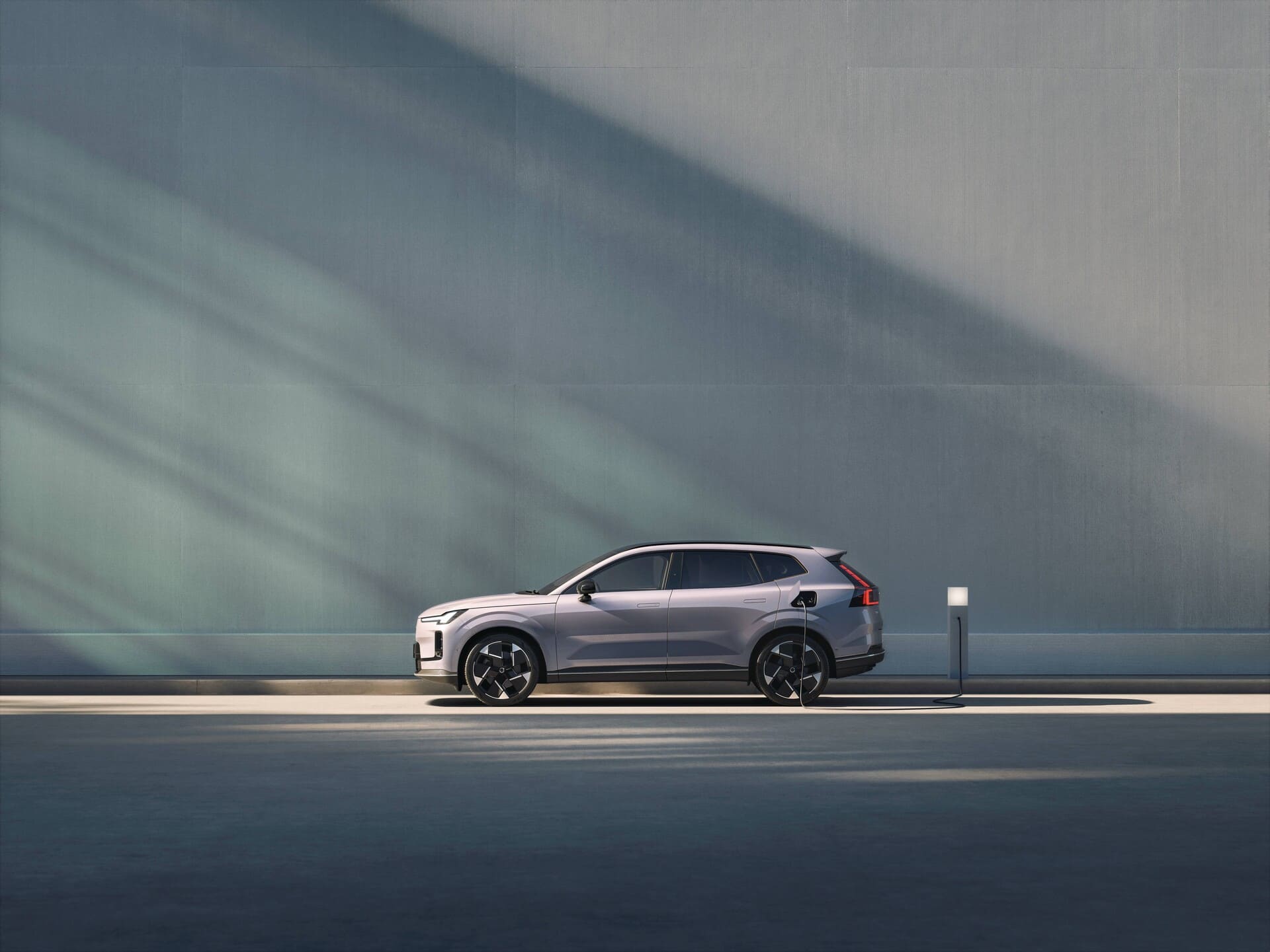 352171_Volvo_Cars_reveals_the_new_XC70_a_plug-in_hybrid_for_every_journey