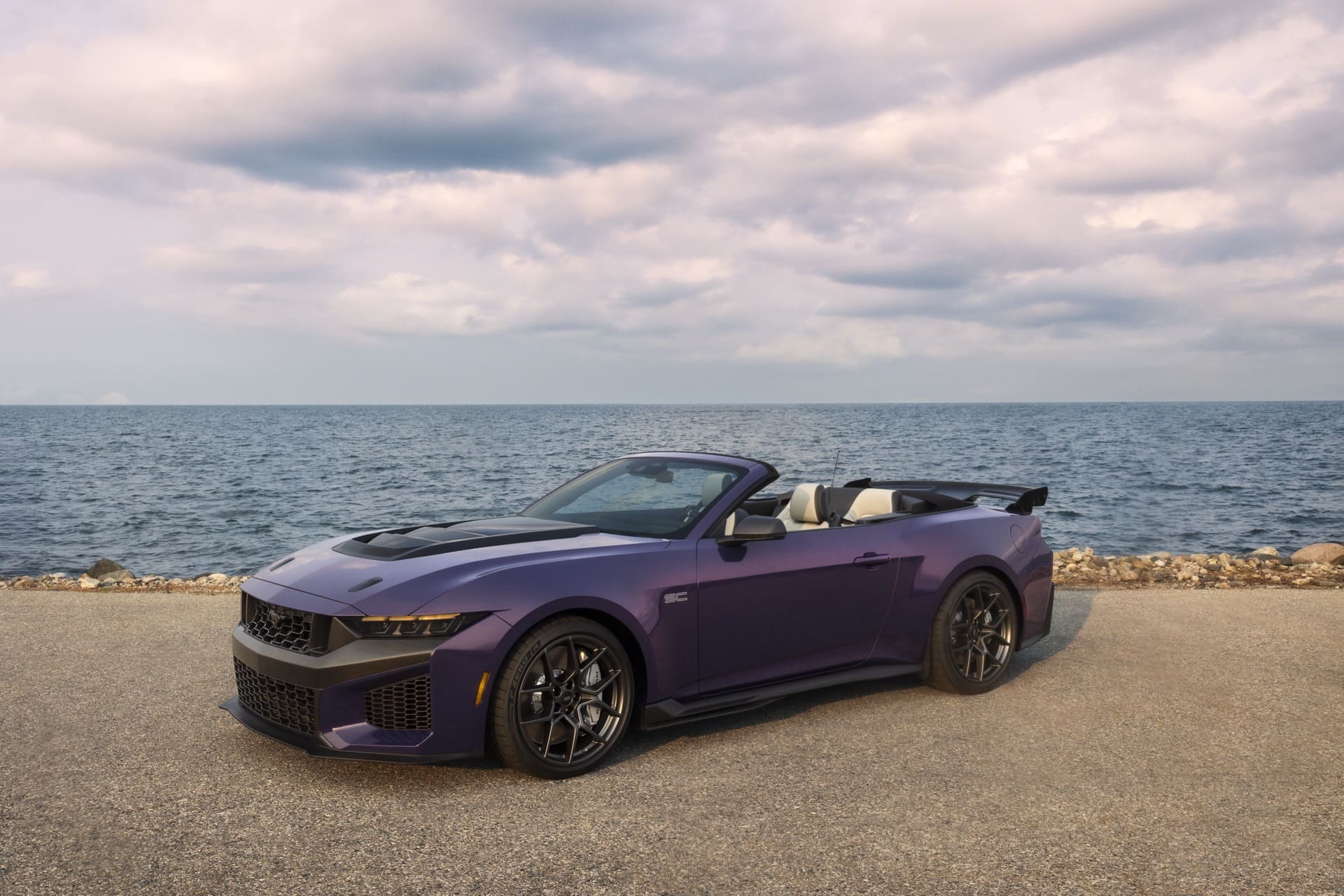 Ford_Mustang_Dark_Horse_SC_Convertible_11_129