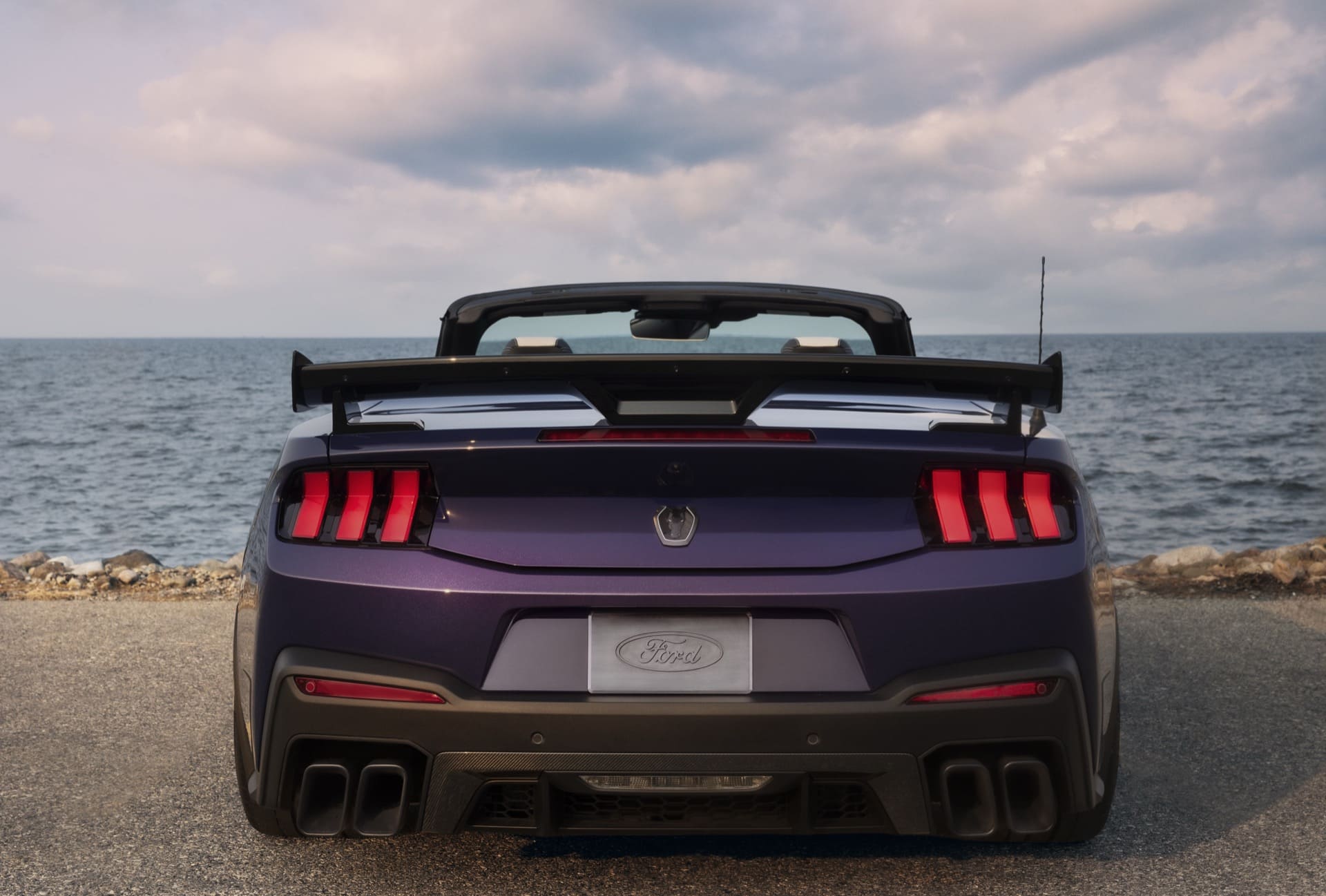 Ford_Mustang_Dark_Horse_SC_Convertible_17_135