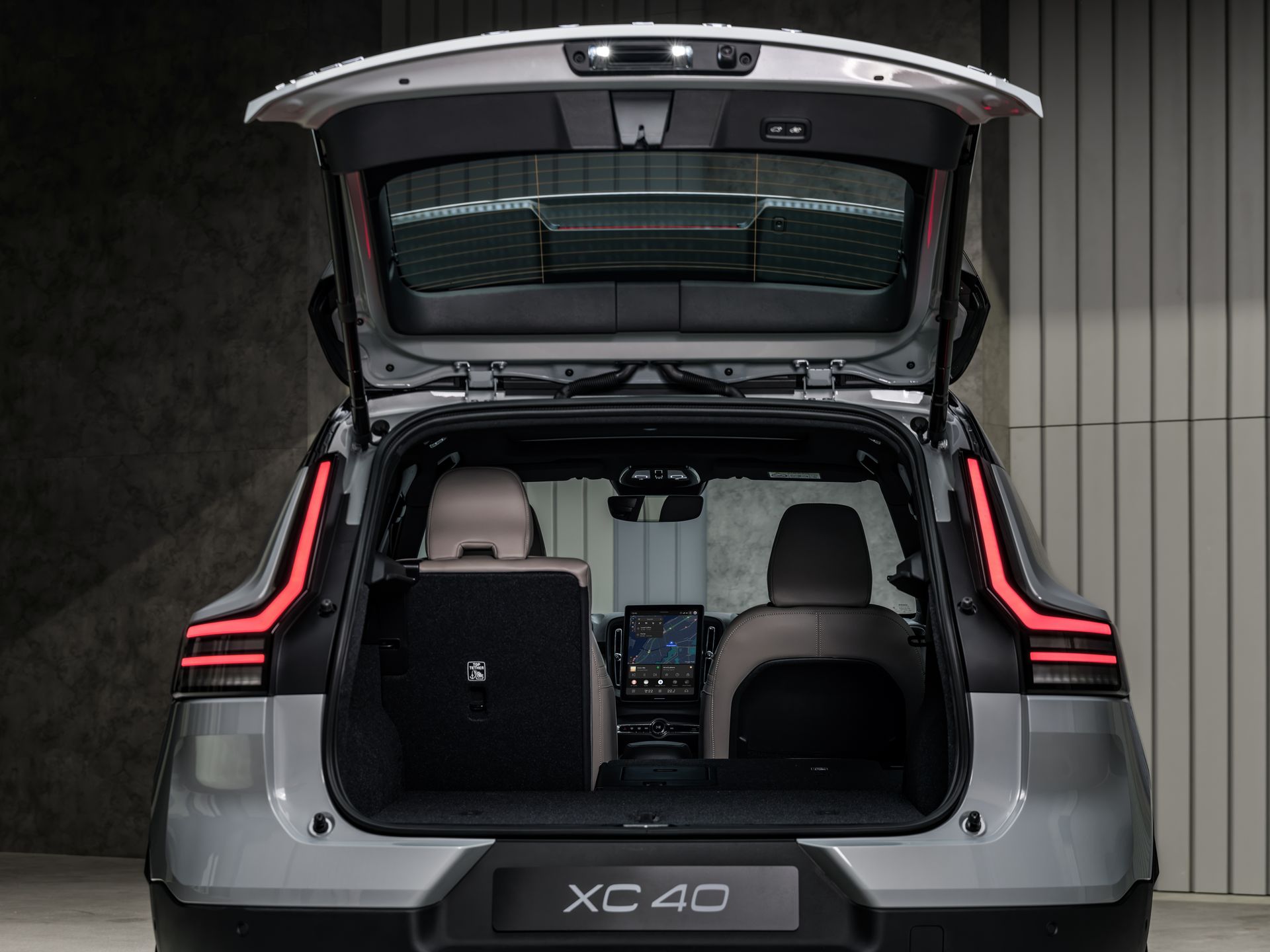The_New_Volvo_XC40_Studio_Rear_Trunk_Open_2