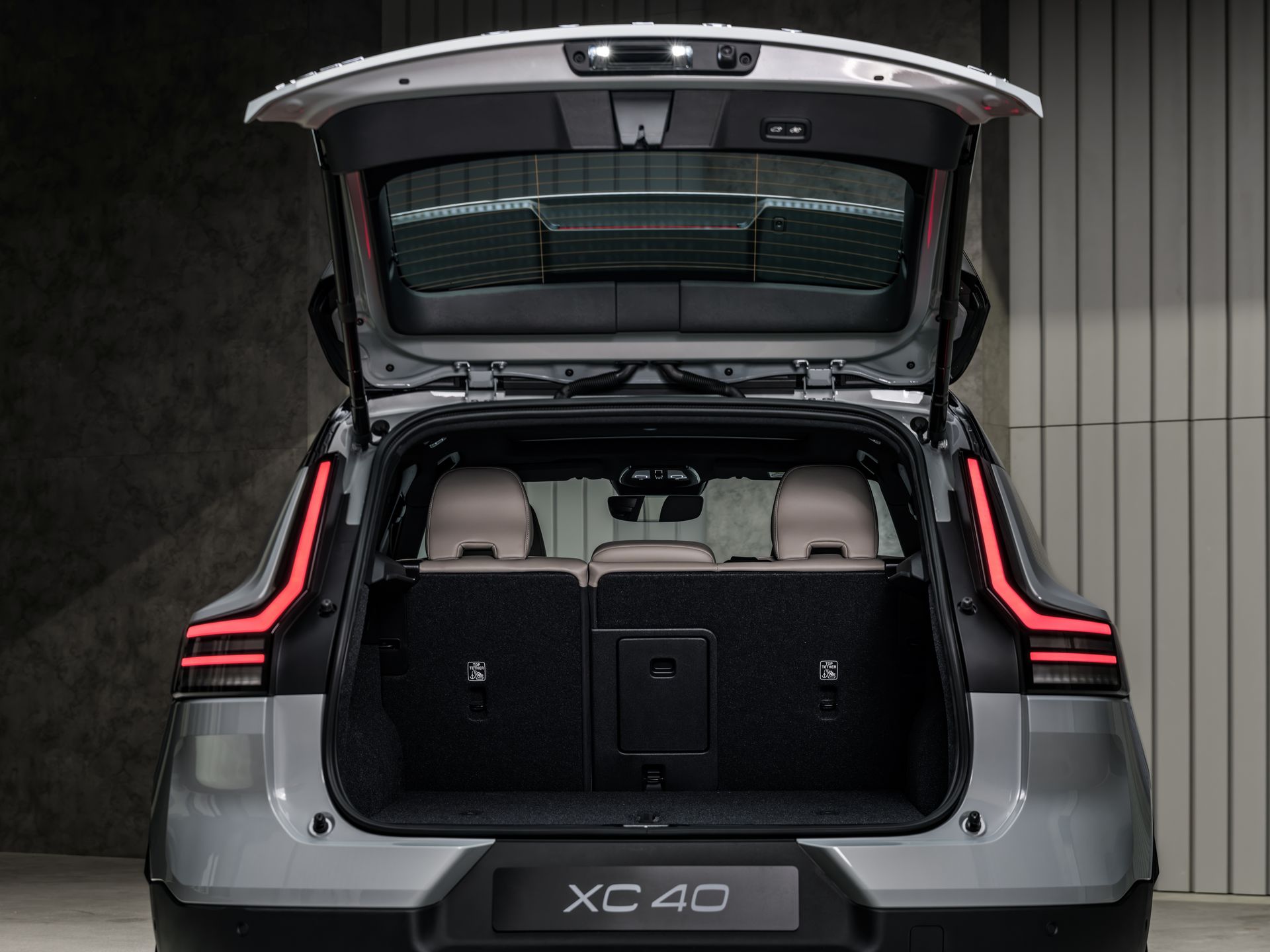 The_New_Volvo_XC40_Studio_Rear_Trunk_Open_3