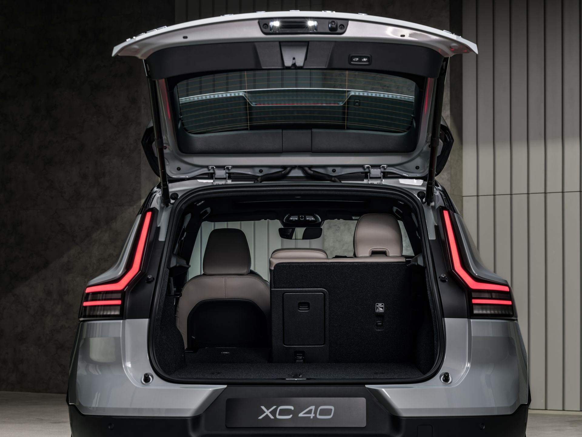 The_New_Volvo_XC40_Studio_Rear_Trunk_Open_4